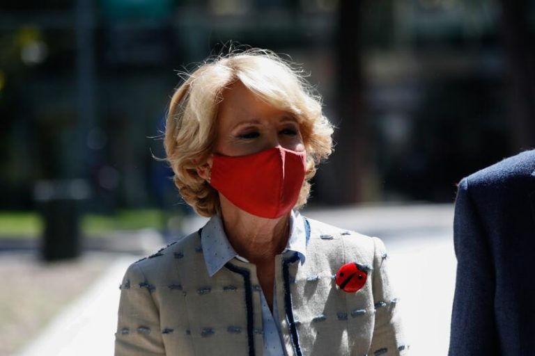 Esperanza Aguirre, en tono de humor: «la vida existe entre las investigadas también»