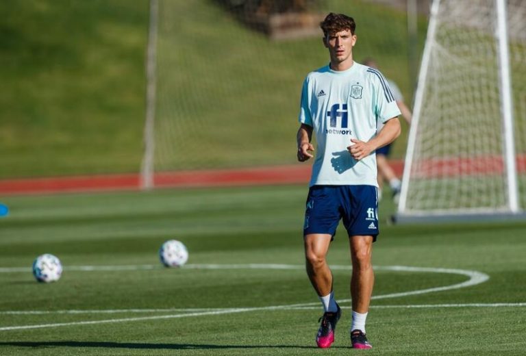 Las Fuerzas Armadas vacunan en Las Rozas a la selección española de fútbol