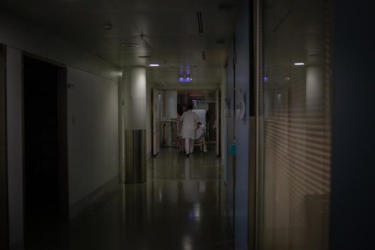 Un estudio apunta que el SARS-CoV-2 es «probablemente no transmisible» en superficies de hospitales