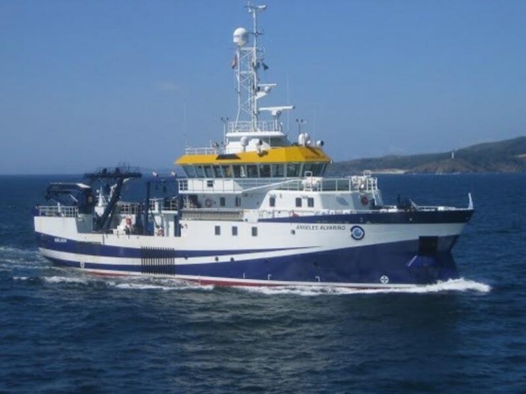 El buque que busca a Anna y Tomás Gimeno permanece en el puerto tras sufrir una avería