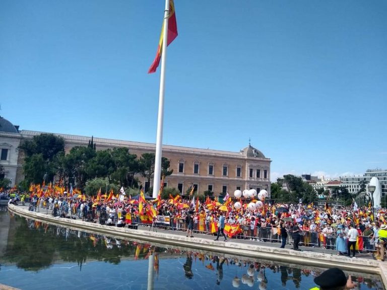 Unas 25.000 personas se concentran en la plaza de Colón contra los indultos