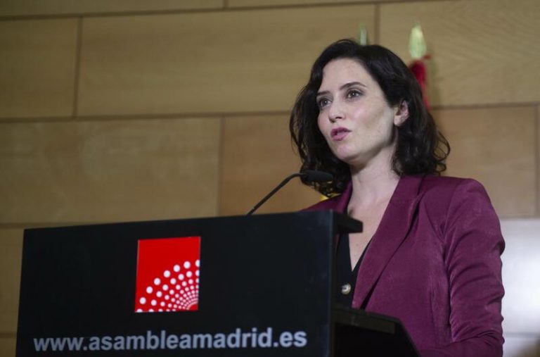 Ayuso dice que Casado coincide con ella en que buscan ponerle «una trampa» al Rey con los indultos