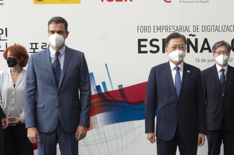 Sánchez asegura que «pronto vamos a abandonar las mascarillas en la calle»