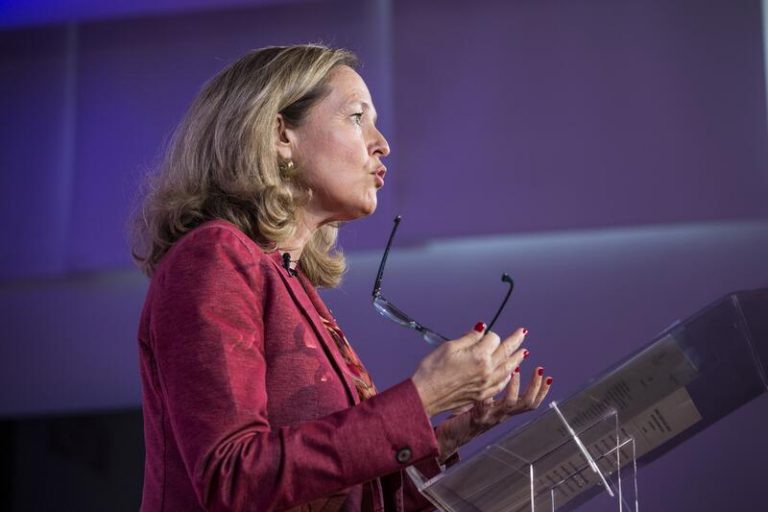 Calviño: «Estamos estudiando medidas para reducir la factura eléctrica a corto plazo»