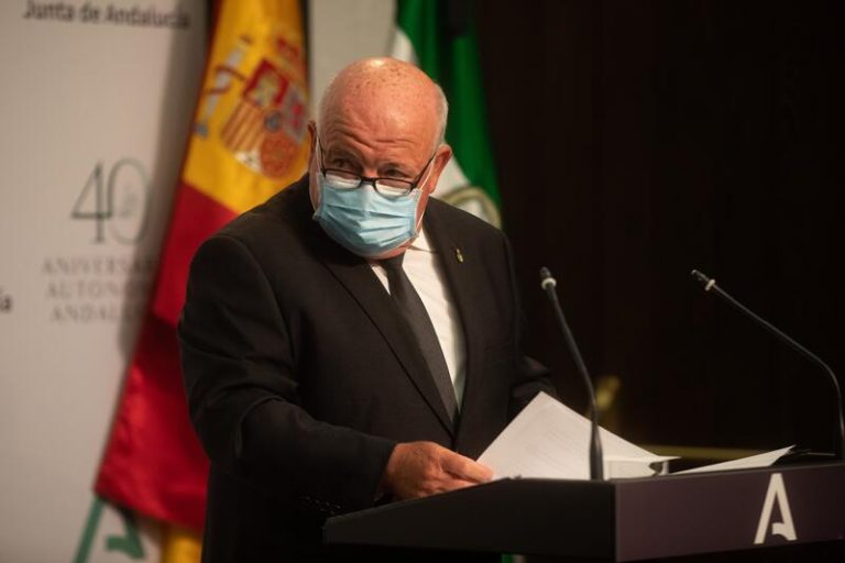 Andalucía no contempla quitar mascarillas hasta «finales de julio o mediados de agosto»