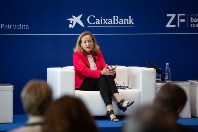 Calviño dice que el reto es que la recuperación económica no sea solo «un rebote»