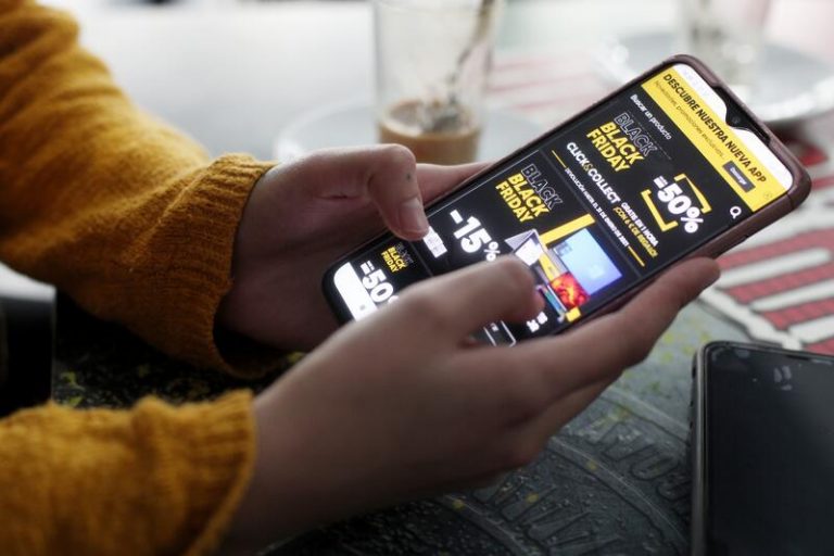 La mitad de los españoles compró ‘online’ entre junio y diciembre de 2020
