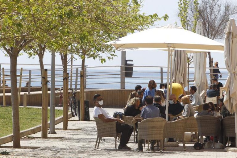 Bares de copas y restauración de Baleares pueden abrir ya hasta las 02.00 horas