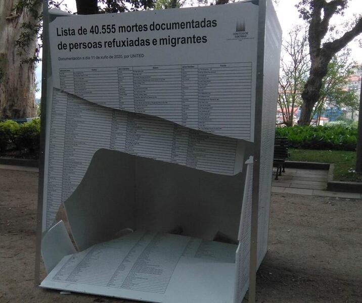 Atacan la exposición del Día Mundial de las Personas Refugiadas instalada en la Alameda de Santiago de Compostela
