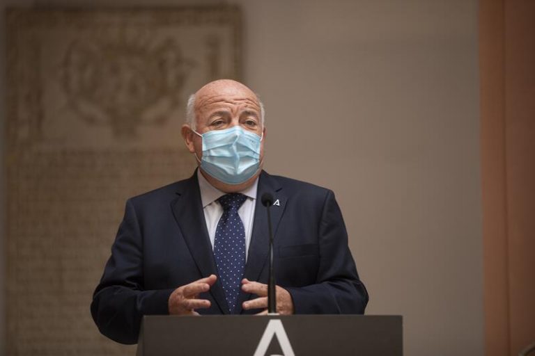Andalucía ironiza sobre las mascarillas: «No hay evidencia de que en el bolsillo sea efectiva»