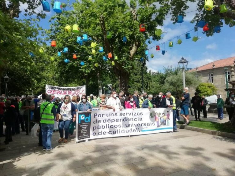 Cientos de personas reclaman en Santiago «más personal y medios» para las residencias de mayores
