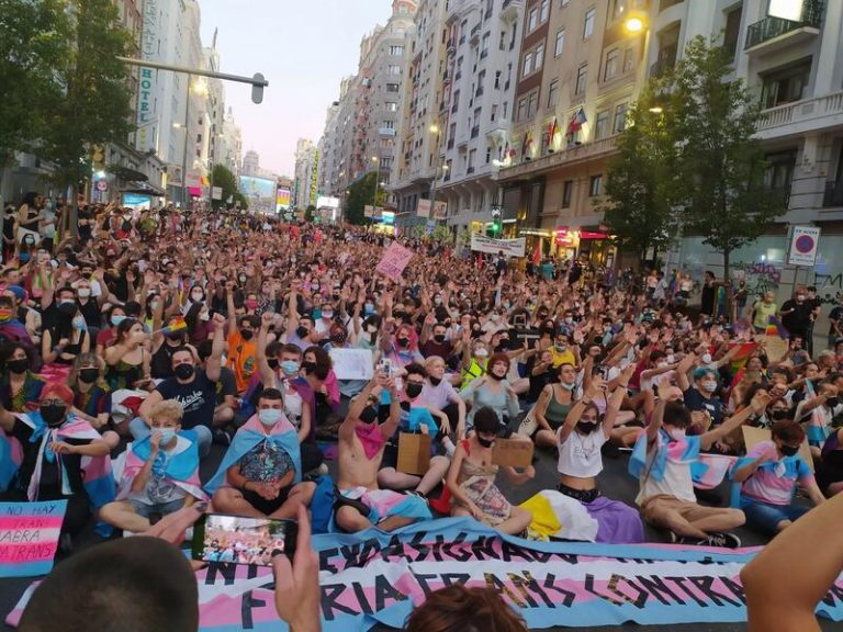 Cientos de personas en el Orgullo protagonizan una sentada en la Gran Vía al grito de ‘Ley Trans Ya’