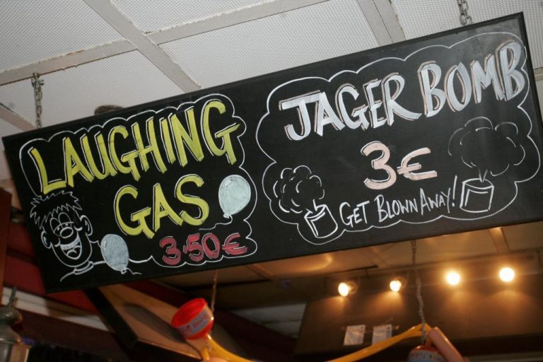Alertan del peligro del ‘gas de la risa’ tras saltar al vacío dos jóvenes consumidores en Marbella