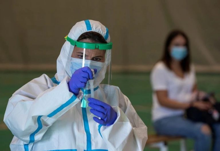 Andalucía sube su tasa a 176,6, suma 13 muertos y 1.293 casos