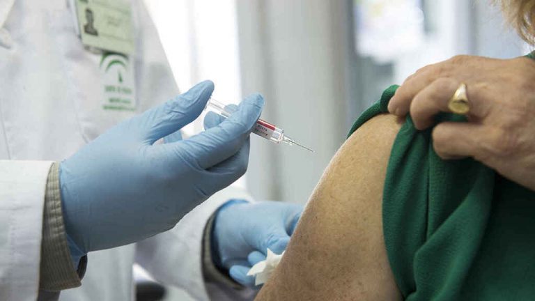 Andalucía prioriza vacunar al «mayor volumen de población»