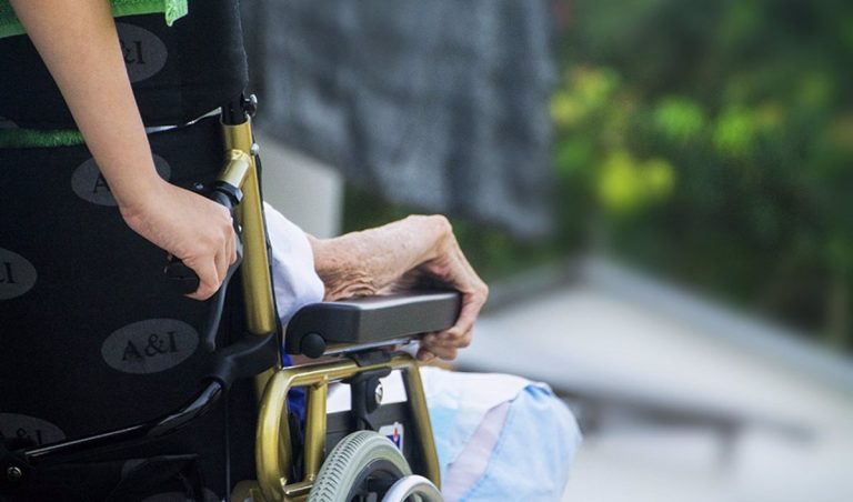 Andalucía registra 10 usuarios y 20 trabajadores de residencias de mayores con positivos Covid