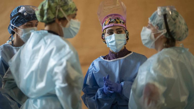 Andalucía registra 21 muertes y 1.324 casos y baja por duodécimo día su tasa hasta 163
