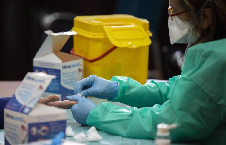 Andalucía suma 1.527 casos y 15 muertes y la tasa Covid roza 190