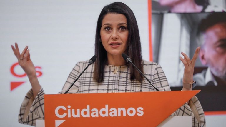 Arrimadas ve «indignante» que Ábalos señale al TC y lo achaca a la denuncia sobre Plus Ultra