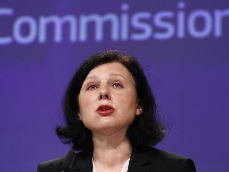Bruselas pide endurecer las condiciones para créditos online de menos de 200 euros