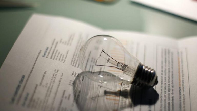 Cómo cambiar de titular tu contrato de electricidad