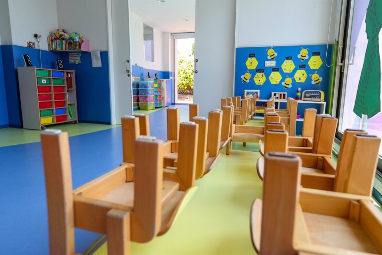 Los casos activos en centros educativos de Galicia descienden a 451
