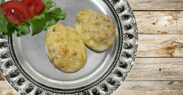 Cómo hacer unos huevos rellenos gratinados en 5 minutos