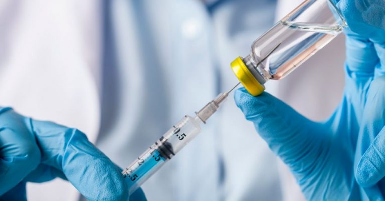 El motivo por el que una persona vacunada de Covid contagia el virus