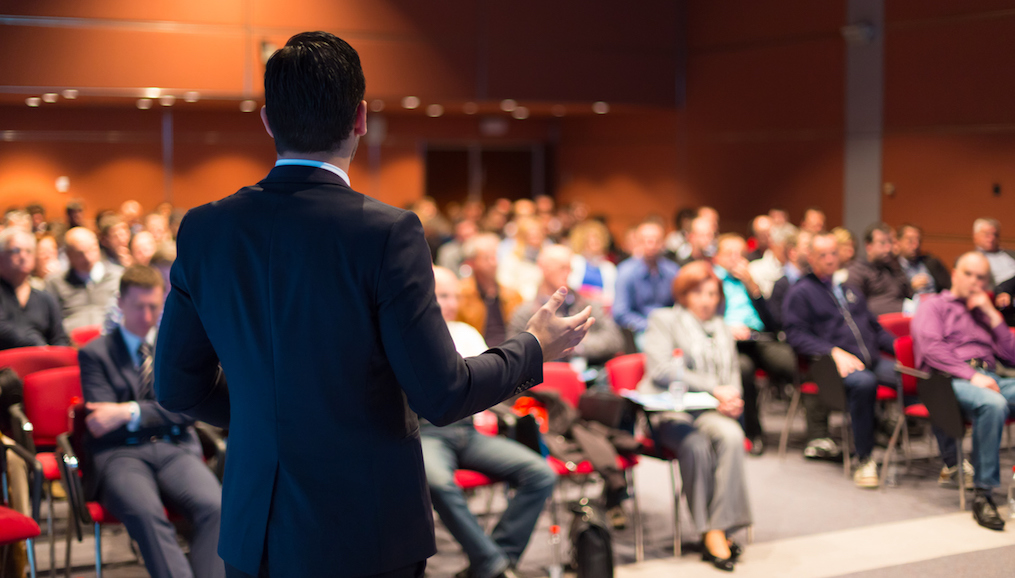 Dar Una Conferencia Ante Muchas Personas Estresa Menos Que Tener Que Hablar Con Ellas Después
