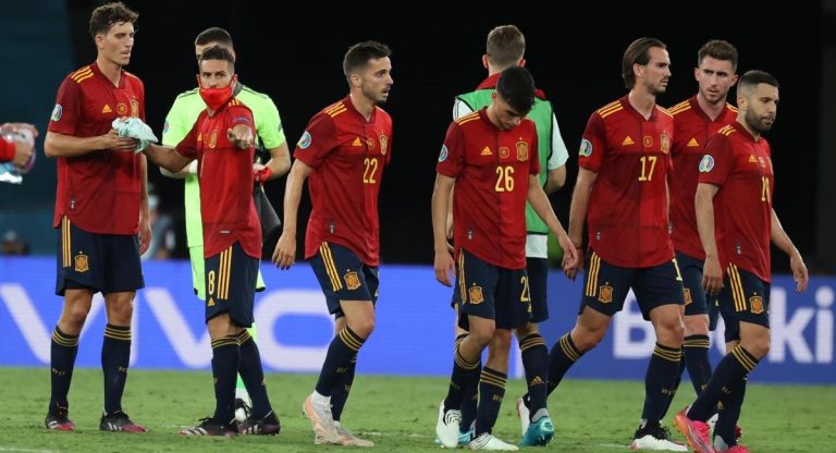 España se vuelve un lío con dos tropiezos que le complican seguir con vida en la Eurocopa