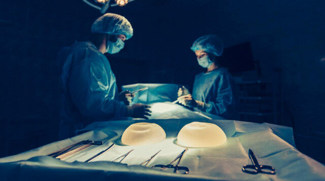 Este es el cáncer que puedes tener si te pones implantes mamarios