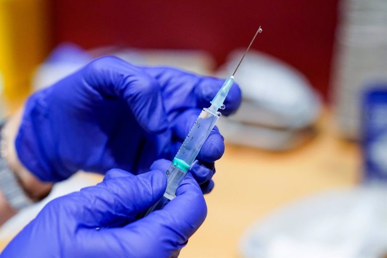 Euskadi eleva a 174 los positivos en un día y sube la incidencia a 105 casos