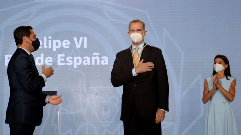 Felipe VI recibe la Medalla de Honor de Andalucía como un «abrazo»