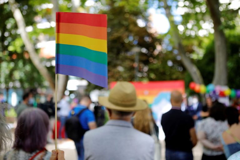 Sindicatos e instituciones de Castilla-La Mancha defienden los derechos del colectivo LGTBI