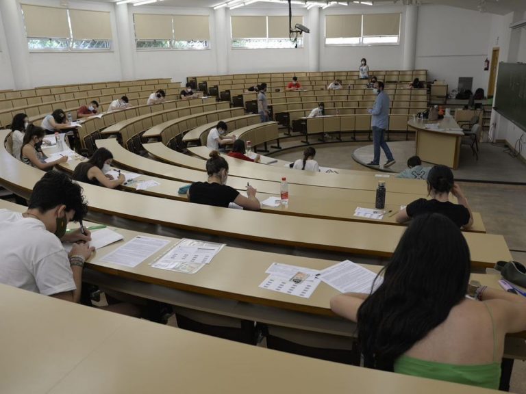 Casi 40.000 alumnos catalanes inician la Selectividad que vuelve a junio