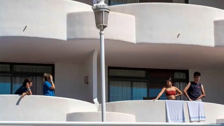 Los estudiantes contagiados en el ‘macrobrote’ de Mallorca ya superan los 1.100 casos