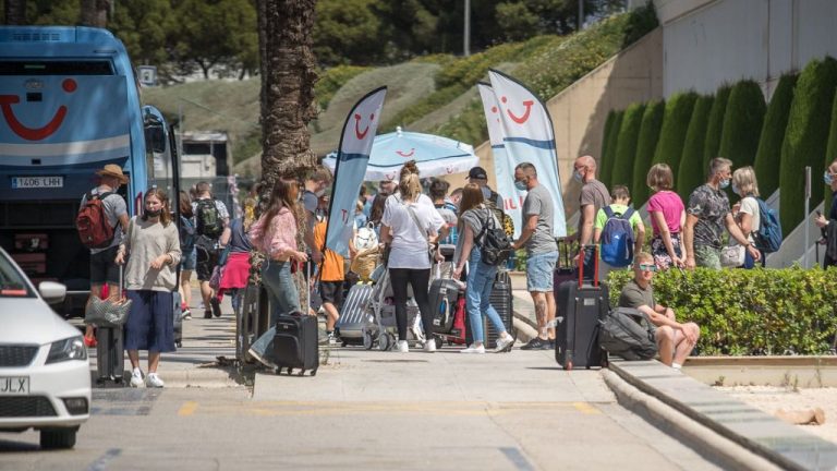 Mallorca recibe a los primeros turistas británicos tras la decisión de Reino Unido