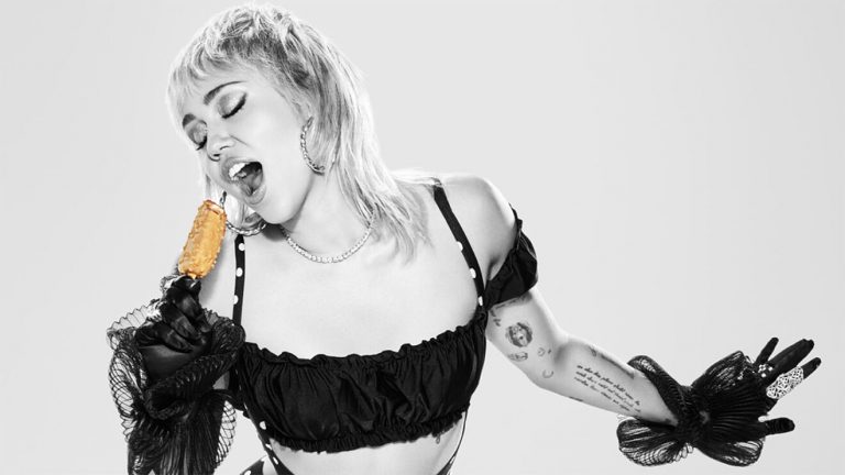 Miley Cyrus nos descubre sus diferentes capas en su primer concierto en 8D