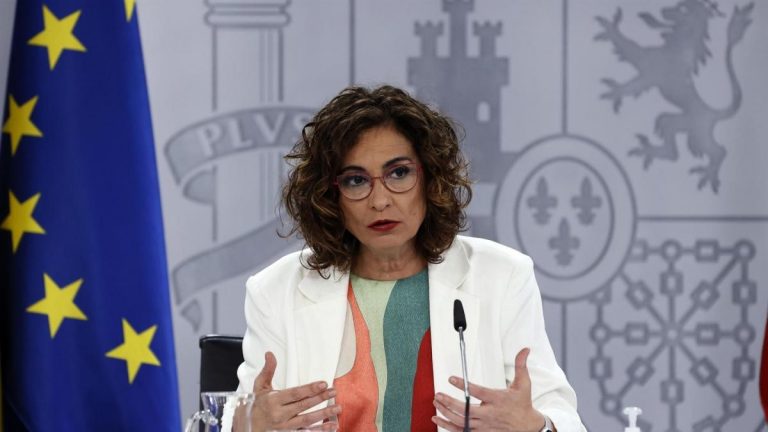 Montero dice que Sánchez «está loco por vacunarse cuanto antes»