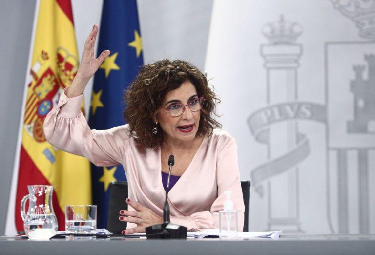 Montero pide no «especular» con la fiscalidad de la luz