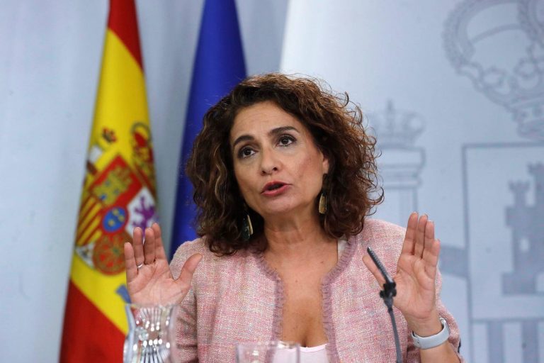 Montero resalta «la lealtad institucional» con los ayuntamientos