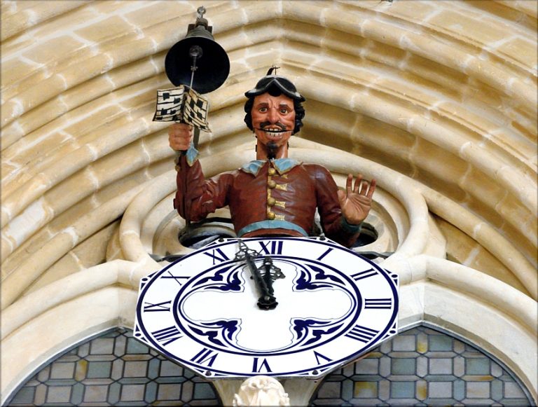 Un ‘Papamoscas’ de dos metros, mascota oficial de los 800 años de la Catedral de Burgos