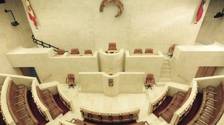 Todo el Parlamento cántabro salvo PSOE, contra la protección del lobo e indultos