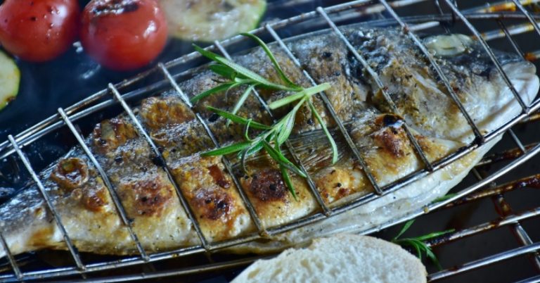 Pescado a la barbacoa: el truco para que no se te pegue a la parrilla