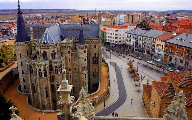 El Camino De Santiago Engalana Con Astorga En León