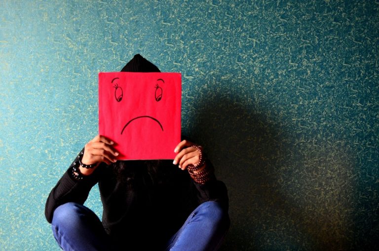Jóvenes y personas que se sentían solas en la pandemia mostraron un mayor riesgo de depresión