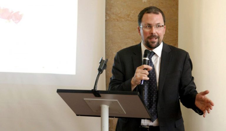 Industria: Las empresas navarras «estarán presentes» en el proyecto de vehículo eléctrico