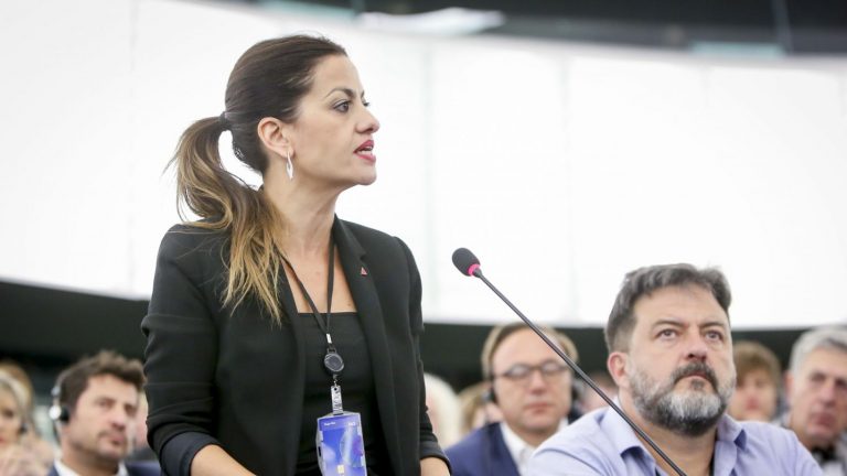 Eurodiputada pide «cambio del pacto migratorio»