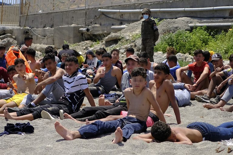 Una treintena de menores marroquíes parten desde Ceuta hacia Galicia y Extremadura