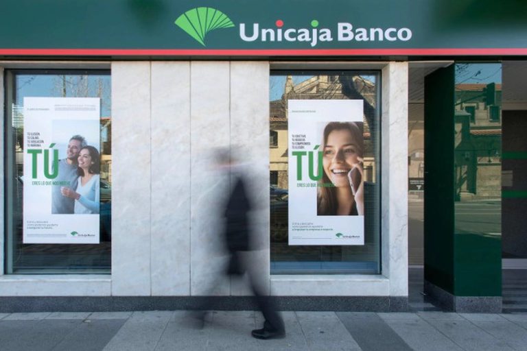 Unicaja vuelve a facilitar a estudiantes el pago de matrícula
